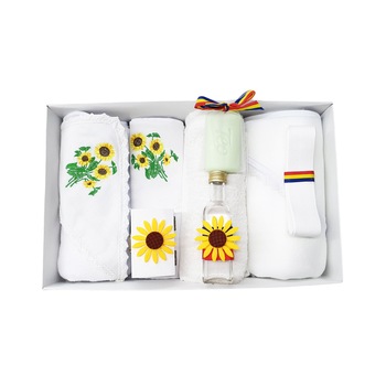 Trusou botez complet, brodat Floarea Soarelui Trusou botez complet, brodat Floarea Soarelui