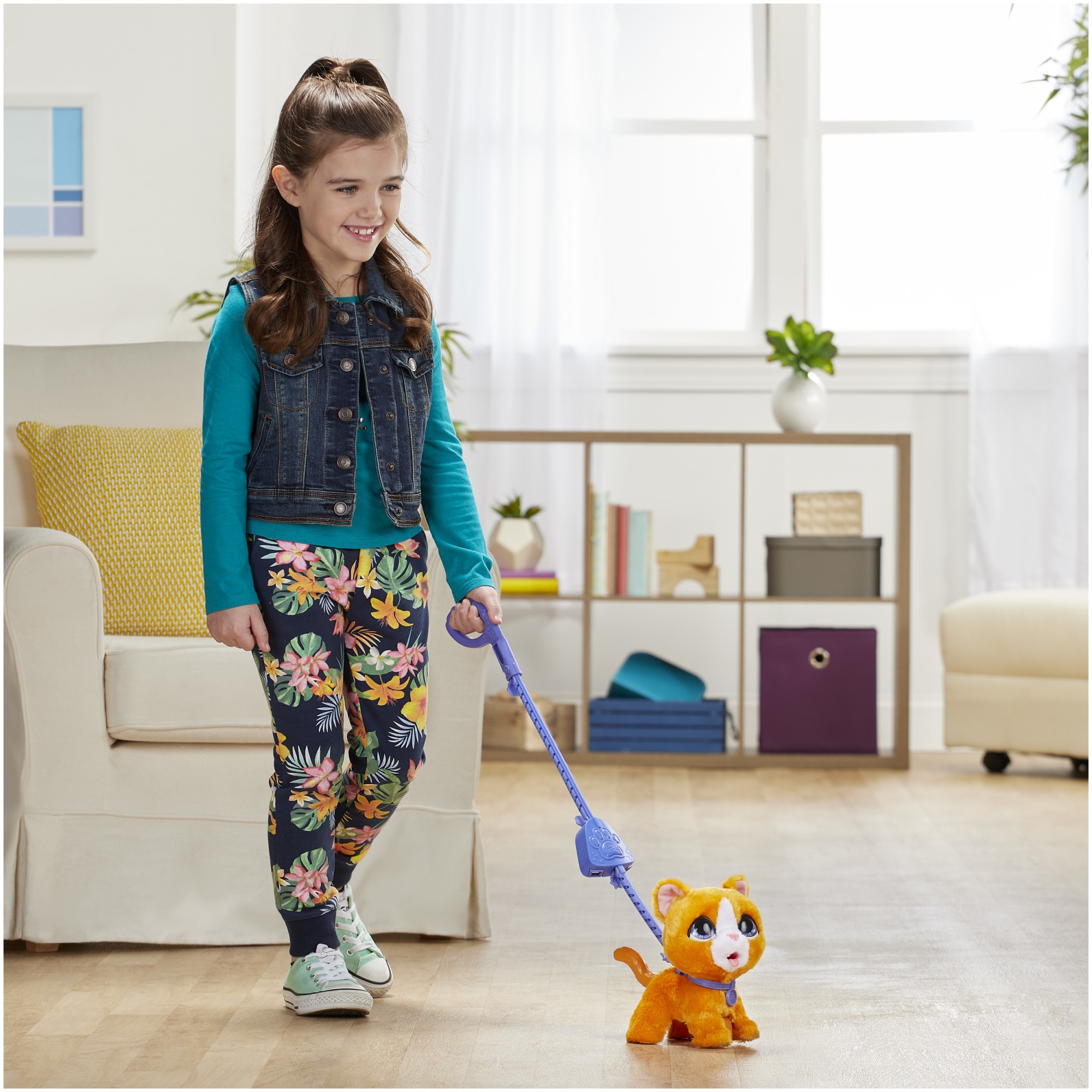 Jucarie interactiva FurReal Peealots - Pisicuta, cu lesa