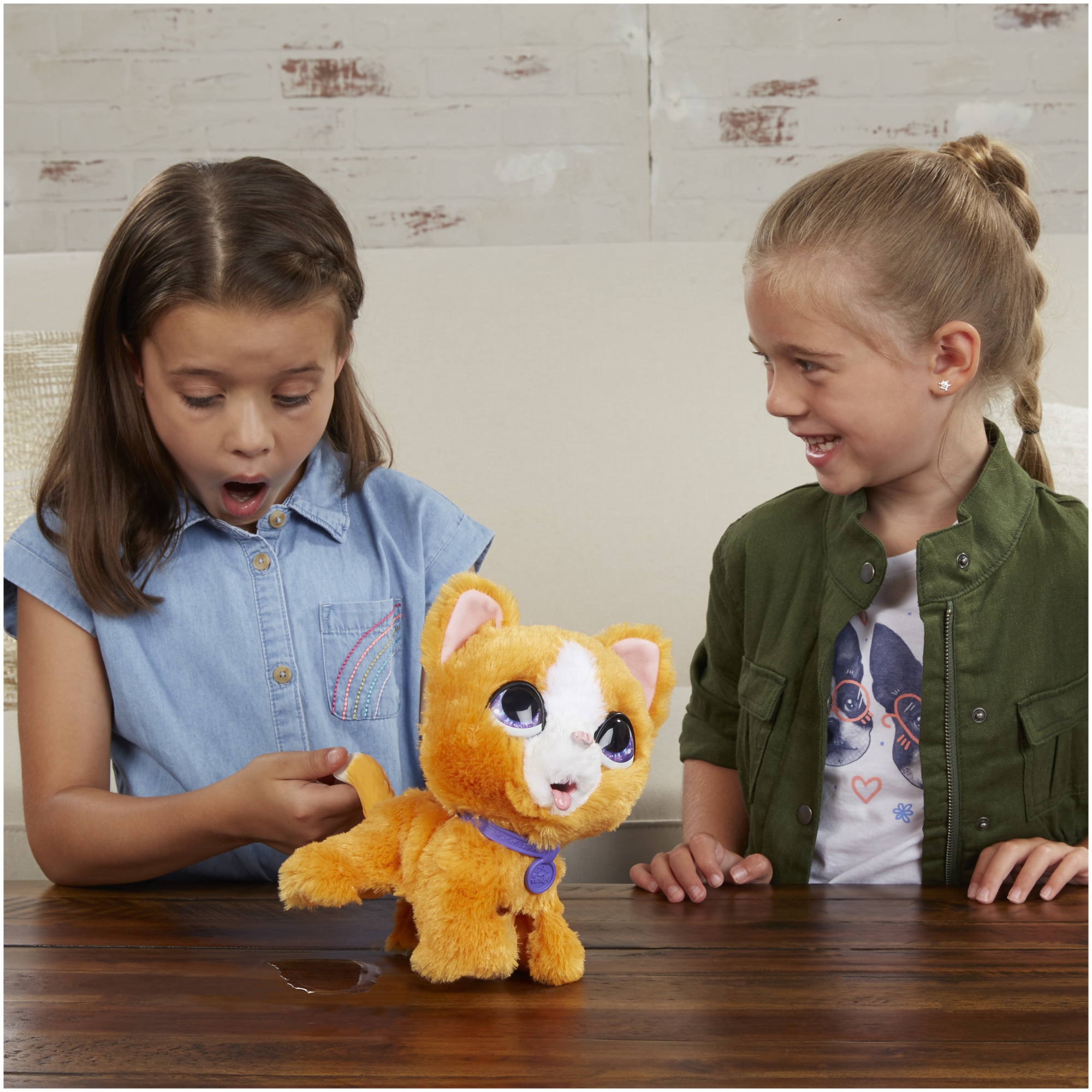 Jucarie interactiva FurReal Peealots - Pisicuta, cu lesa