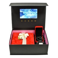 Cutie de cadou cu ecran tip tableta, bratara din argint, praline belgiene si lumanare parfumata