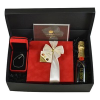 Pachet cadou premium pentru ea, compus din bratara tennis din argint, sticla sampanie Moet si praline belgiene Velvet