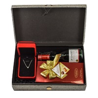 Pachet cadou premium pentru ea compus din colier din argint cu pandantiv, praline belgiene si vin rosu