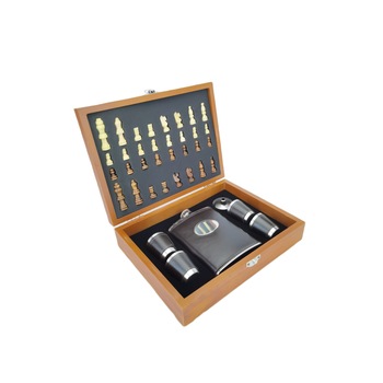 Cutie eleganta, joc de sah complet, plosca de 150 ml din inox si piele ecologica maro cu 4 pahare pentru tarie si palnie, doty Cutie eleganta, joc de sah complet, plosca de 150 ml din inox si piele ecologica maro cu 4 pahare pentru tarie si palnie, doty