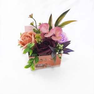 Aranjament floral, Sevirox Decor, cu 3 trandafiri din sapun, frezie, mov pruna, mov