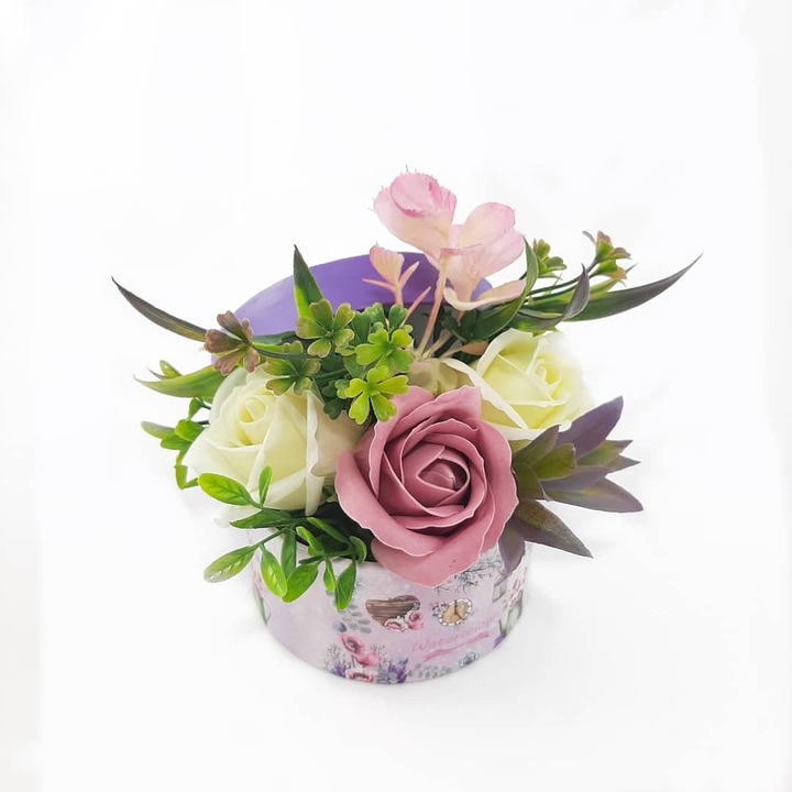 Aranjament floral, Sevirox Decor, cu 3 trandafiri din sapun, crem si roz pudra