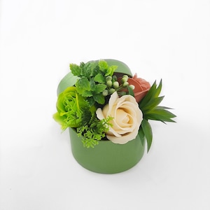 Aranjament floral, Sevirox Decor, cu 3 trandafiri din sapun, verde,crem, frezie