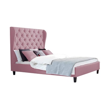 Pat tapitat Carla Roz pastel, MobAmbient, cu tablie Chesterfield din catifea, somiera metalica rabatabila, lada de depozitare, pentru saltea 160 x 200 cm Pat tapitat Carla Roz pastel, MobAmbient, cu tablie Chesterfield din catifea, somiera metalica rabatabila, lada de depozitare, pentru saltea 160 x 200 cm