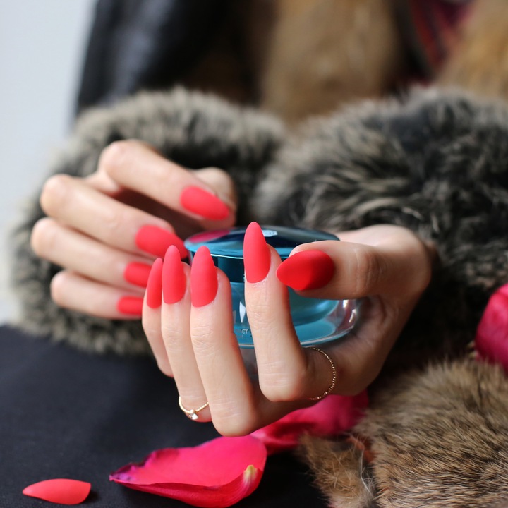 Комплект от 24 фалшиви самозалепващи нокти тип преса ON, стилет накрайници без лепило са включени, бадемов матов модел Червен