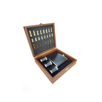 Set cutie eleganta cadou, joc de sah complet, plosca de 150 ml din inox si piele ecologica maro cu 3 pahare pentru tarie, doty