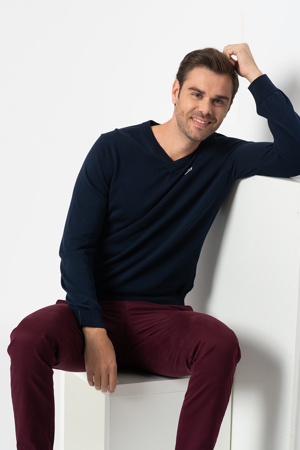 Lacoste, Pulover regular fit din bumbac organic cu decolteu in V, Bleumarin