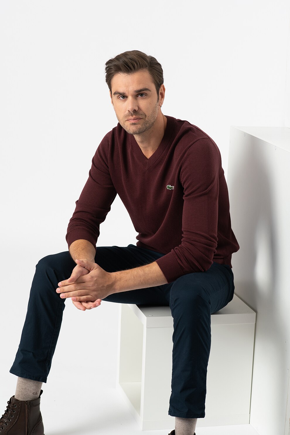 Lacoste, Pulover regular fit din bumbac organic cu decolteu in V, Violet pruna