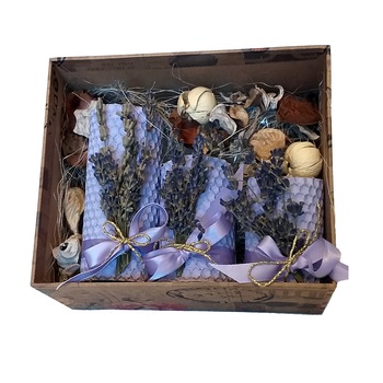 Aranjament cu lumanari din ceara naturala de albine, lila, cu lavanda in cutie mare Aranjament cu lumanari din ceara naturala de albine, lila, cu lavanda in cutie mare