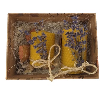 Aranjament cu lumanari din ceara naturala de albine cu lavanda in cutie mijlocie Aranjament cu lumanari din ceara naturala de albine cu lavanda in cutie mijlocie