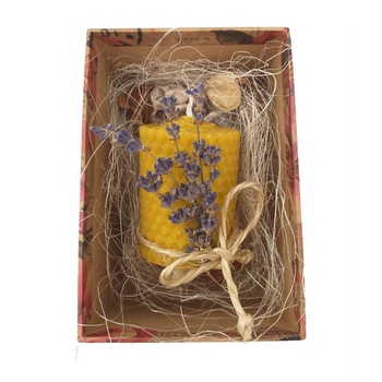 Aranjament cu lumanare din ceara naturala de albine cu lavanda in cutie Aranjament cu lumanare din ceara naturala de albine cu lavanda in cutie