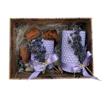 Aranjament cu lumanari din ceara naturala de albine, lila, cu lavanda in cutie mijlocie Aranjament cu lumanari din ceara naturala de albine, lila, cu lavanda in cutie mijlocie