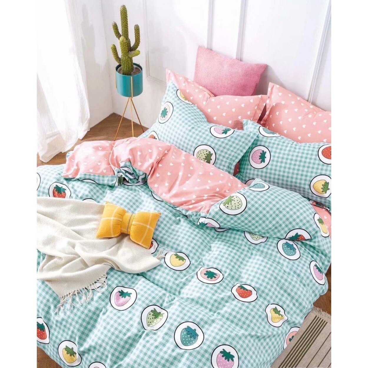 Set Lenjerie Finet Satinat, 4 Piese, Pat 1 Persoana, Capsuni Colorate