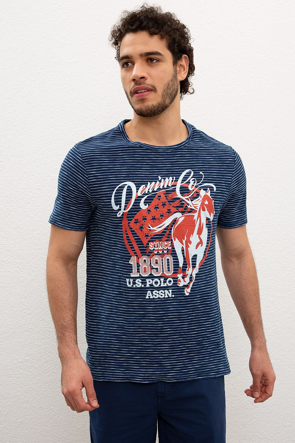 U.S. Polo Assn., Tricou regular fit cu decolteu la baza gatului si diverse imprimeuri, Bleumarin/Rosu caramiziu/Alb