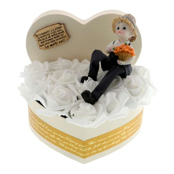 Aranjament Floral cu Trandafiri si Figurina Aranjament Floral cu Trandafiri si Figurina