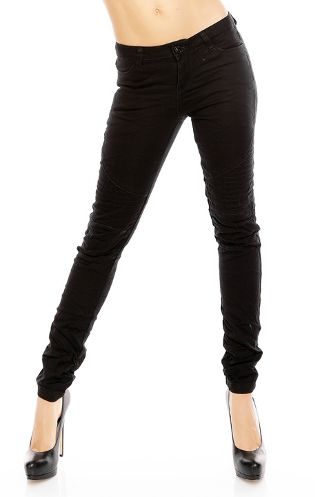 Blugi cu model la genunchi