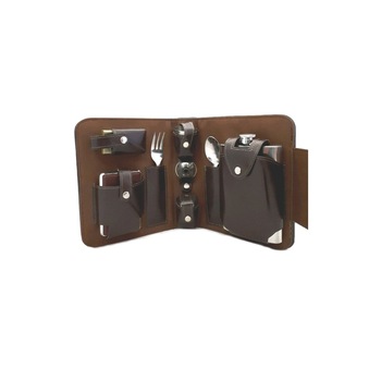 Set din inox cu plosca, 4 pahare, tacam,busola , palnie si tabachiera,piele ecologica maro, usor de transportat, doty Set din inox cu plosca, 4 pahare, tacam,busola , palnie si tabachiera,piele ecologica maro, usor de transportat, doty