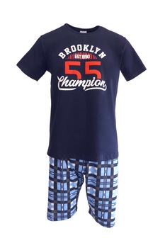 Pijama pentru barbat, UNIVERS FASHION, bluza albastru inchis cu imprimeu 'Brooklyn Champion', pantaloni scurti albastru deschis cu imprimeu carouri, marime S Pijama pentru barbat, UNIVERS FASHION, bluza albastru inchis cu imprimeu 'Brooklyn Champion', pantaloni scurti albastru deschis cu imprimeu carouri, marime S
