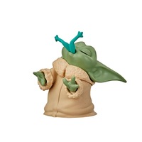 Figurina Star Wars, Mandalorian, The Child, Baby Yoda mancand broscuta, 5 cm