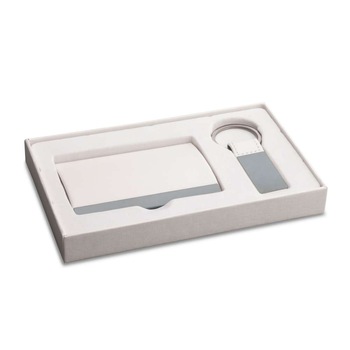 Set Breloc si Portvizit din Metal si Piele Ecologica Alba Set Breloc si Portvizit din Metal si Piele Ecologica Alba