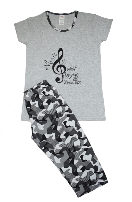 Pijama dama marca SERENA cu pantalon 3/4 si bluza cu maneci scurte imprimeu CHEIA SOL