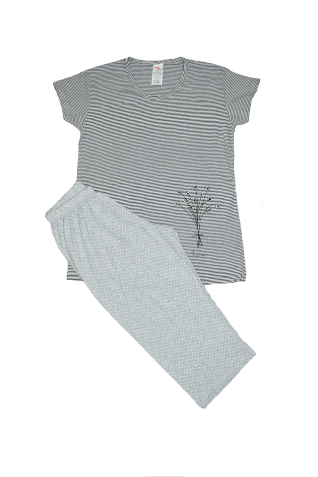 Pijama dama marca SERENA cu pantalon 3/4 si bluza cu maneci scurte inscriptie HERE, Gri