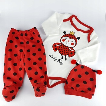 Set compleu haine copii, format din body, pantaloni si caciulita - model Bondar, Alb/Rosu Set compleu haine copii, format din body, pantaloni si caciulita - model Bondar, Alb/Rosu