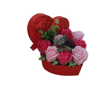 Aranjament floral cu 9 trandafiri din sapun si fluturas Aranjament floral cu 9 trandafiri din sapun si fluturas