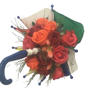 Aranjament Floral In Umbrela Mica Cu Mix De 15 Fire De Trandafiri Din Sapun Cufarul Cu Flori 600x300x300 Mm Multicolor Cu Verdeata Si Muschi Crogenat Flori Uscate Lagurus Si Funda Rosie Din
