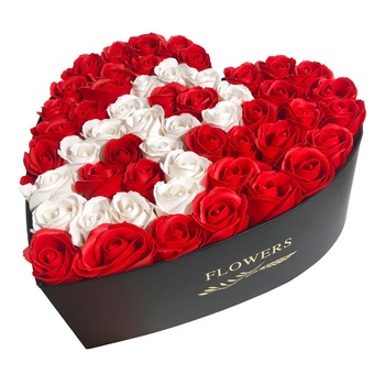 Litera B din Trandafiri - Cutie in forma de inima, Colorissima, 29cm Litera B din Trandafiri - Cutie in forma de inima, Colorissima, 29cm