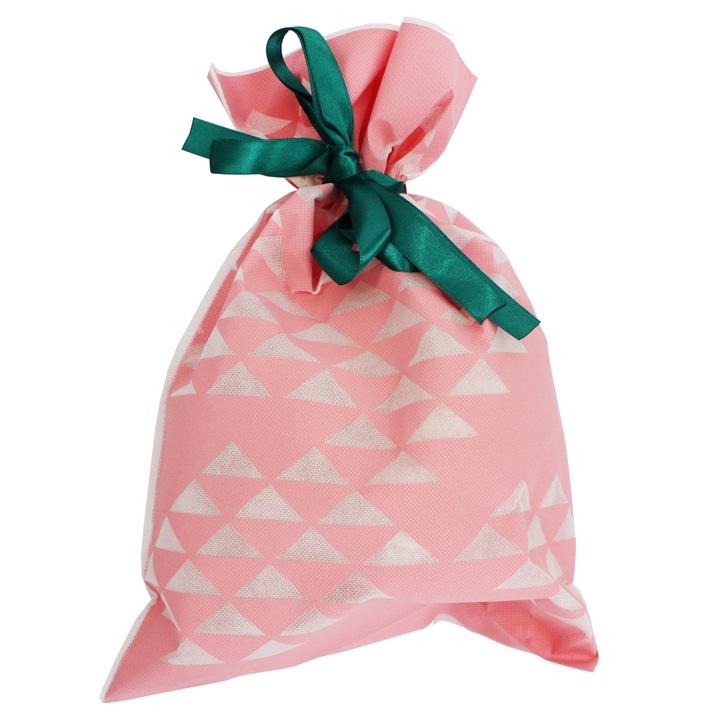 30 x 45 cm-es rózsaszín alapon fehér háromszög mintás ajándékzsák zöld masnival