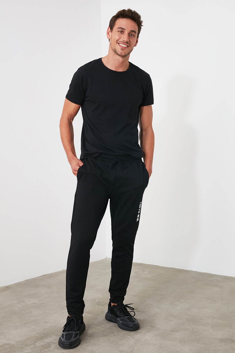 Trendyol, Pantaloni sport conici cu snur de ajustare in talie, Negru