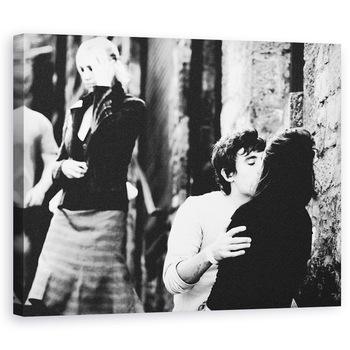 Tablou canvas - Momente Furate, Dragoste, Stare De Spirit, Strada, Cuplu, Sarut, 24 x 30 cm Tablou canvas - Momente Furate, Dragoste, Stare De Spirit, Strada, Cuplu, Sarut, 24 x 30 cm