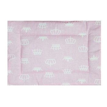 Perna slim, roz cu coronite albe, 37x28cm Perna slim, roz cu coronite albe, 37x28cm