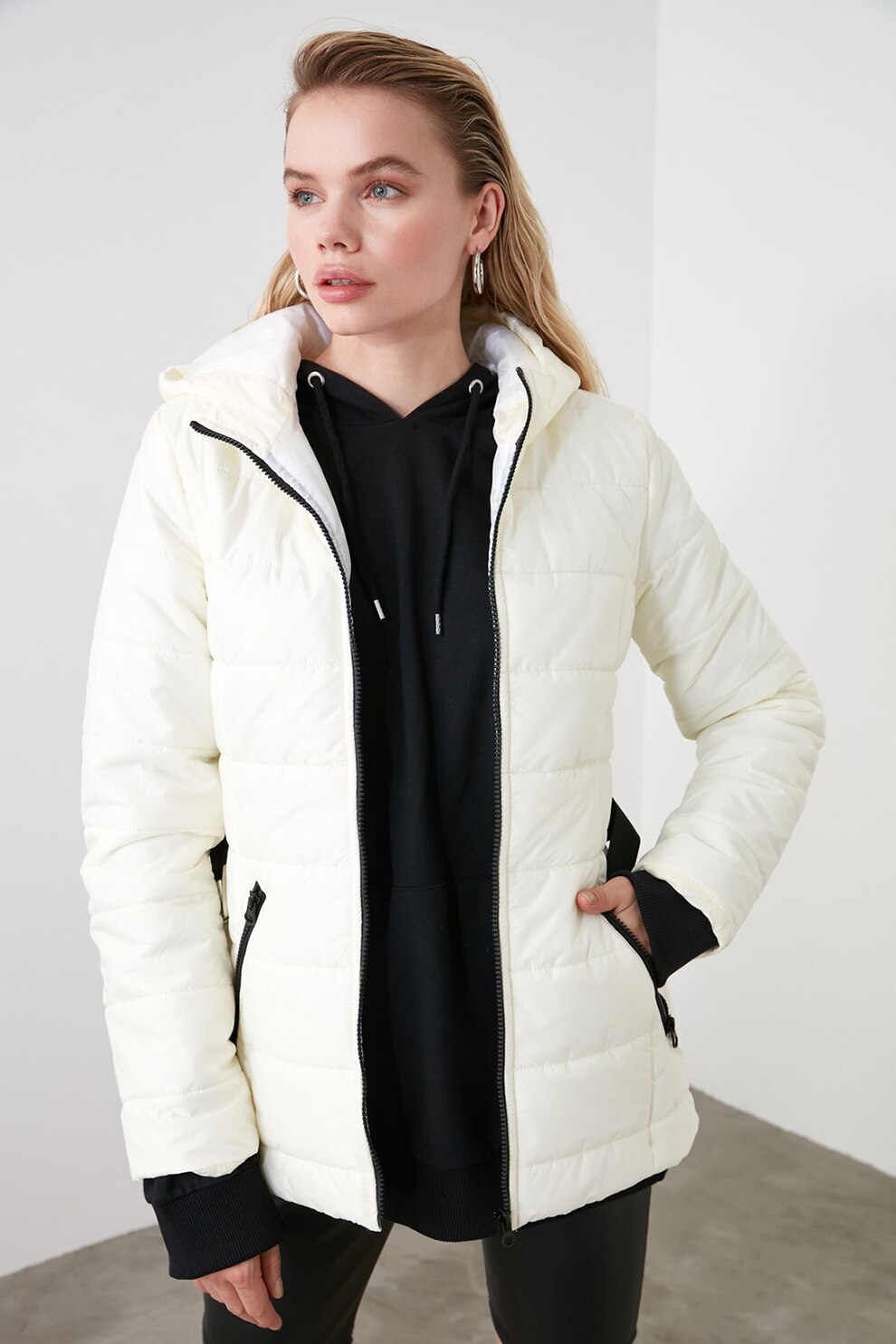 Trendyol, Geaca cu gluga si curea, Alb prafuit/ Negru, M