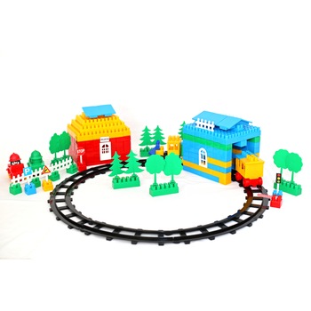 Trenulet cu sina pentru copii, 550 piese, locomotiva, gara si diverse constructii Trenulet cu sina pentru copii, 550 piese, locomotiva, gara si diverse constructii