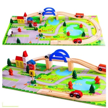 Circuit din lemn cu 40 de piese- masinute, sine de lemn, baza de joaca, omuleti, casute si peisaje Circuit din lemn cu 40 de piese- masinute, sine de lemn, baza de joaca, omuleti, casute si peisaje