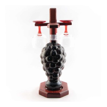 Set cu vin rosu 750 ml cu 2 pahare pe suport Set cu vin rosu 750 ml cu 2 pahare pe suport