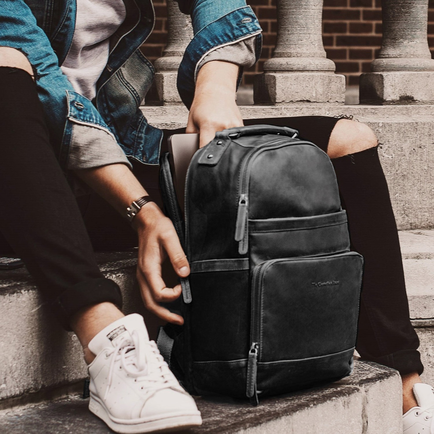 Rucsac pentru laptop de 14 inch si tableta, The Chesterfield Brand, din piele neagra model Austin