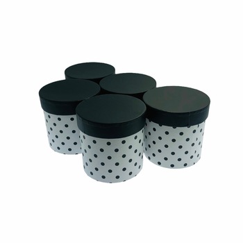 Set Atelier 5 cutii decorative cu capac pentru aranjamente si cadouri, Carton, 12 cm, Alb/Negru cu buline Set Atelier 5 cutii decorative cu capac pentru aranjamente si cadouri, Carton, 12 cm, Alb/Negru cu buline