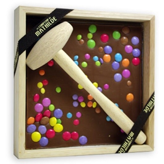 Ciocolata in cutie de lemn Comptoir de Mathilde cu lapte si drajeuri