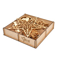 Cutie cu globuri din lemn, PIKSEL, decoratiuni brad de Craciun, 31 buc, cu varf stea