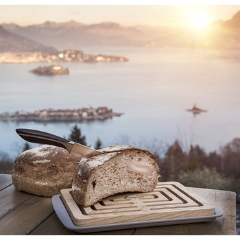 Tocator pentru paine Legnoart, Vitto, din lemn de frasin de inalta calitate, cu tava pentru firimituri, finisaj artizanal, 36 x 24 cm, maro deschis Tocator pentru paine Legnoart, Vitto, din lemn de frasin de inalta calitate, cu tava pentru firimituri, finisaj artizanal, 36 x 24 cm, maro deschis