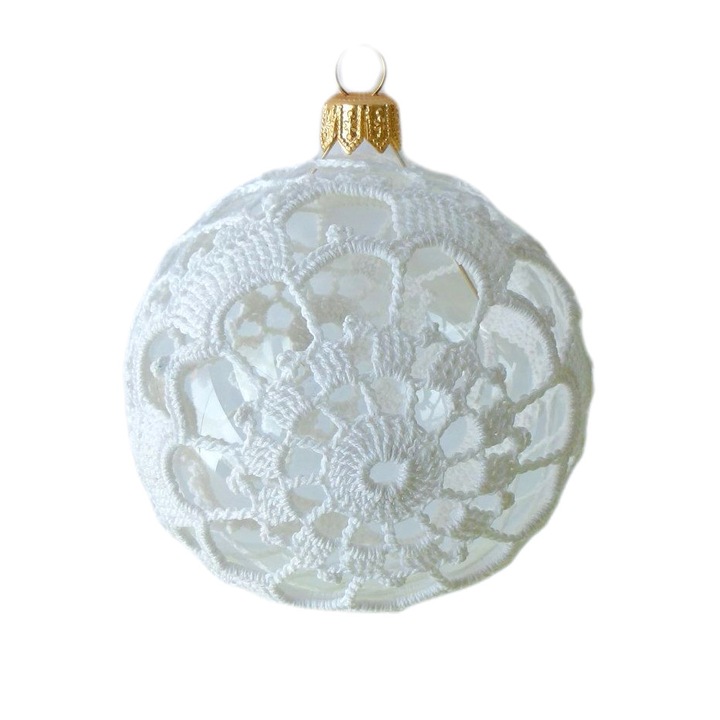 Glob de craciun imbracat in dantela alba lucrata manual diametru de 10 cm