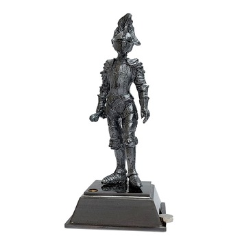 Statueta ArtDeco bricheta Cavaler Medieval Nobil cu pecete, 3D, din metal, dimensiuni 16 x 6 x 6 cm (inaltime x latime x lungime) Statueta ArtDeco bricheta Cavaler Medieval Nobil cu pecete, 3D, din metal, dimensiuni 16 x 6 x 6 cm (inaltime x latime x lungime)