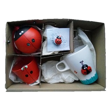 Set glob, cana, suport cu lumanare si brosa cu buburuze, Tracolla Handmade Set glob, cana, suport cu lumanare si brosa cu buburuze, Tracolla Handmade