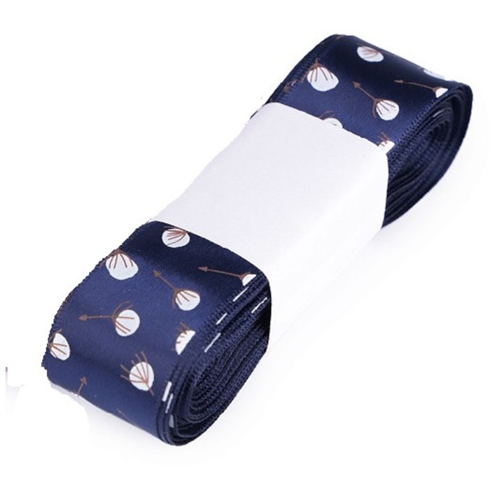 Panglica satinata cu imprimeu flori, latime 25 mm, lungime 1 m, albastru inchis